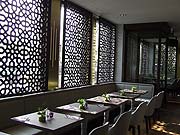  freundlich auch tagsüber dank orientalisch kunstvoll gestalteten, gitterartiger  Fensterverkleidungen (©Foto: gastropr)